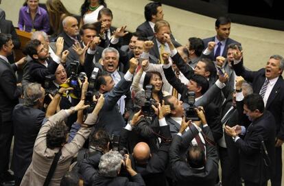 Deputados comemoram aprovação.