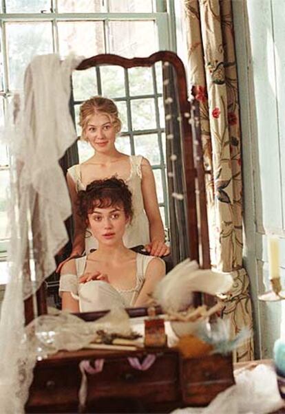 Keira Knightley (delante) y Rosamund Pike, en <i>Orgullo y prejuicio.</i>