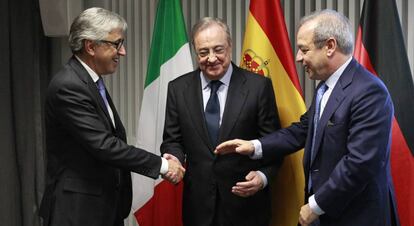 Los presidentes de ACS y Hochtief, Florentino Pérez (centro) y Marcelino Fernández Verdes (derecha), y el consejero delegado de Atlantia, Giovanni Castelluci (izquierda), tras la firma del acuerdo.