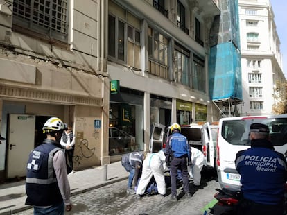 Traslado del cuerpo del obrero fallecido en las obras del edificio de Gran Vía.