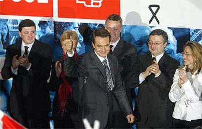 Zapatero, delante de Caldera, José Blanco y Carme Chacón, entre otros dirigentes socialistas.