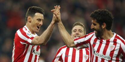 Aritz Aduriz, Iker Muniain y Raúl García celebran un gol al Betis.