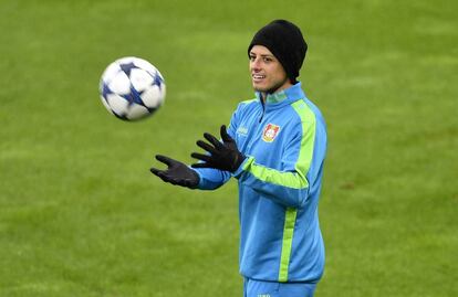 Chicharito, durante el entrenamiento del Bayer Leverkusen.