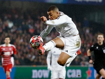 Kylian Mbappé, en una acción del partido contra el Brest.