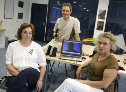 Pilar Sabio, trabajadora social de la Unidade, junto al director de los cortos, Ramón Molina y a Pilar Bermejo, directora del centro.