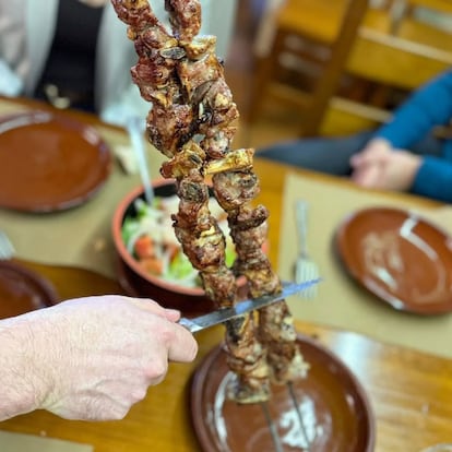 Pincho de lechazo del mesón asador Carlos (Traspinedo, Valladolid), en una imagen de Instagram del establecimiento.