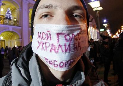Un manifestante ruso con una mascarilla que dice: &quot;Me robaron mi voto&quot;.