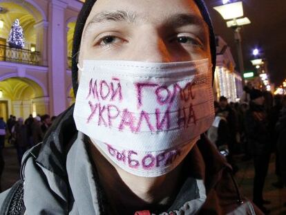 Un manifestante ruso con una mascarilla que dice: &quot;Me robaron mi voto&quot;.