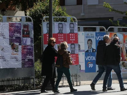 Carteles electorales en la localidad madrileña de Torrelodones.