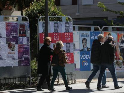 Carteles electorales en la localidad madrileña de Torrelodones.