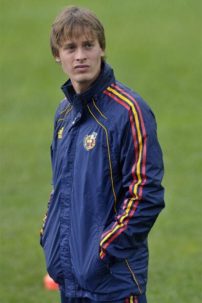 Sergio Canales in pensive mood during a training session with the under-20s.