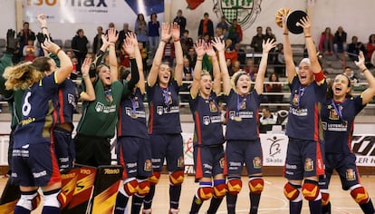 La selección española de hockey patines celebra el campeonato de Europa.