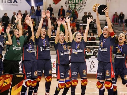 La selección española de hockey patines celebra el campeonato de Europa.