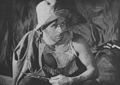 Ernst, en un momento de la película 'La edad de oro', de 1930.