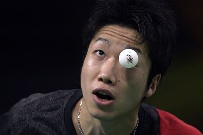 El japonés Jun Mizutani fija su mirada en la pelota durante el partido contra el brasileño Hugo Calderano en los Juegos de Río 2016.