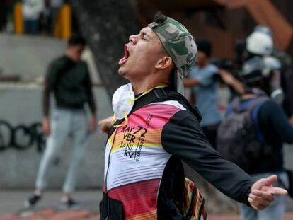 Manifestante participa de protesto em Caracas.