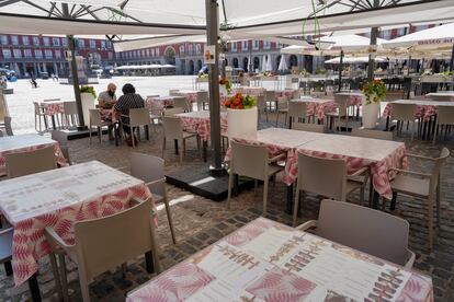 Un pareja de franceses, únicos clientes en la veintena de mesas del restaurante Magerit en la Plaza Mayor.