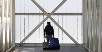 Un viajero en el aeropuerto del Prat de Llobregrat en Barcelona, este domingo.