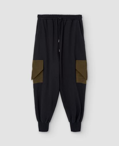 Si tu estilo es más bien urbano y vanguardista, te gustarán estos pantalones de chándal con bolsillos cargo que combinan la felpa de algodón y el nailon de Adolfo Domínguez.

Desde 79€