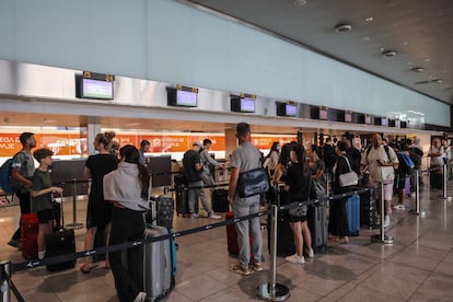 Pasajeros en los mostradores de EasyJet en el aeropuerto de Barcelona-El Prat, este viernes.