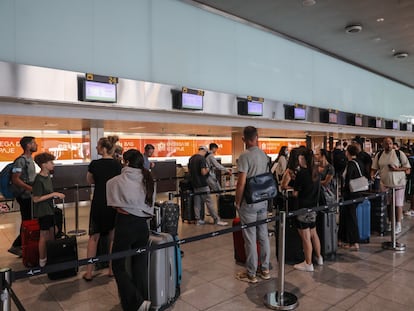 Pasajeros en los mostradores de EasyJet en el aeropuerto de Barcelona-El Prat, este viernes.
