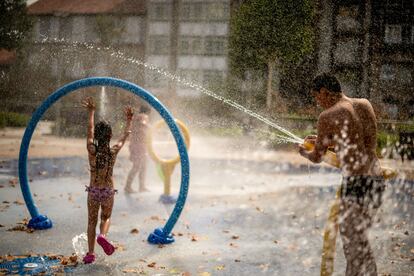 Varios niños se refrescaban el jueves en la fuente de un parque público en Ourense.