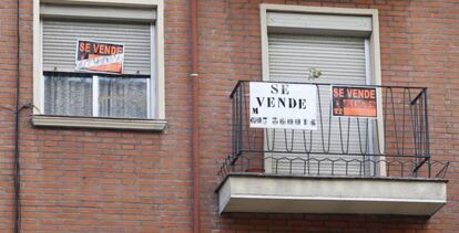 Carteles de venta en una vivienda en venta, en Madrid. 