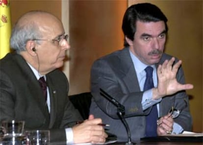Aznar, hoy en Madrid con el primer ministro tunecino, Mohamed Gannuchi.