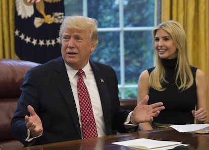 Donald Trump y su hija Ivanka Trump felicitan durante una videoconferencia a la astronauta estadounidense Peggy Whitson (no en la imagen), por su récord, en el despacho oval de la Casa Blanca, en abril de 2017.