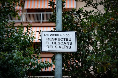 Cartel que pide respeto para el descanso de los vecinos entre las ocho de la noche y las ocho de mañana, instalado en la plaza de la Asamblea de Cataluña en Sant Boi de Llobregat.