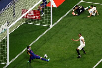 El delantero uruguayo del Barcelona Luis Suárez (i) consigue el primer gol de su equipo.