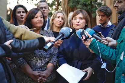 La presidenta del PP valenciano, Isabel Bonig, a la derecha, con la diputada venezolana Dinorah Figuera en las Cortes Valencianas. 