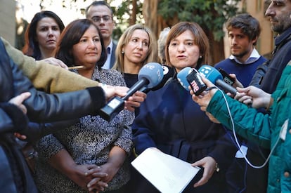 La presidenta del PP valenciano, Isabel Bonig, a la derecha, con la diputada venezolana Dinorah Figuera en las Cortes Valencianas. 