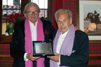 Jean Louis Personne, presidente del Club Taurino de Milán, a la izquierda, y Rafael de Paula.