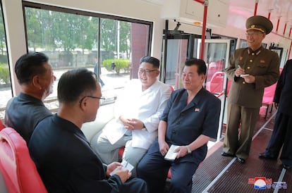 Kim Jong Un visita la fábrica de autobuses de Pyongyang. 