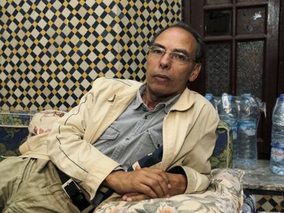 El historiador y disidente marroquí Maati Monjib, en su casa de Rabat tras haber salido del hospital después de su huelga de hambre para denunciar su situación en octubre de 2015.