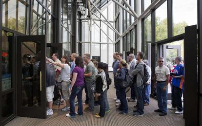 Un grupo de personas esperan su turno para entras en el Museo del Aire y del Espacio del Smithsonian, 17 de octubre de 2013. "Este tiempo ha sido especialmente duro para los empleados federales y quiero agradecer a los servidores públicos por su compromiso con el pueblo estadounidense", indicó la directora del OMB, Sylvia Mathews Burwell.