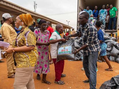Funcionarios del Estado Lagos (Nigeria) entregan bolsas de alimentos a personas de la comunidad LCDA de Agbado y Oke-Odo.