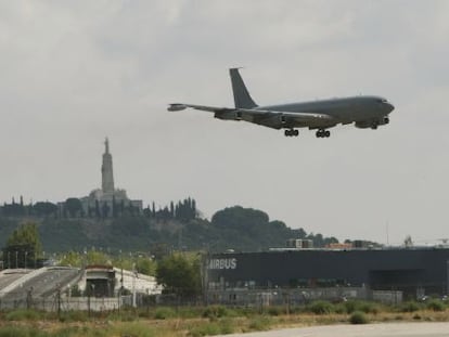 El avi&oacute;n con el &uacute;ltimo grupo de la misi&oacute;n espa&ntilde;ola en Kosovo aterriza, ayer, en la base de Getafe. 