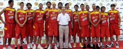 Los jugadores y el entrenador de baloncesto