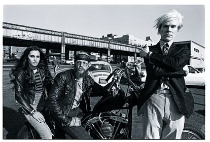 El 'alma mater' de The Factory, Andy Warhol, junto a unos moteros