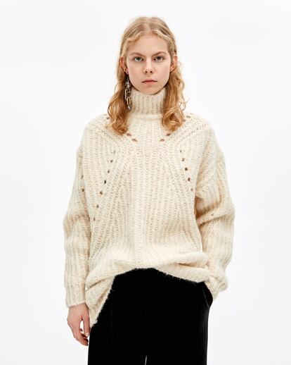 Nada como un jersey oversize de una ligera lana de alpaca para olvidarte del invierno y sus olas de frío. Es de Bimba y Lola y tenía un precio de 150 euros, ahora lo encontrarás con un 60% de descuento, por 60 euros.

 