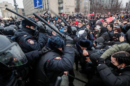 Los antidisturbios cargan contra un grupo de manifestantes en la manifestación de apoyo a Navalni, este sábado en Moscú. 
