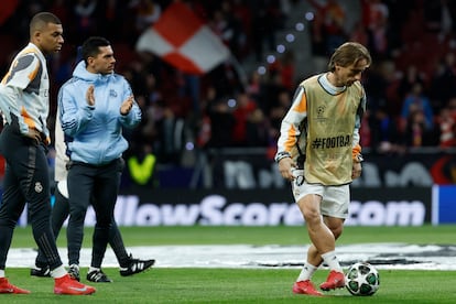 El centrocampista del Real Madrid Luka Modric (a la derecha). A la izquierda, Kylian Mbappé. 