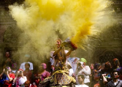 Turistas y nepalíes celebran el festival del color en Katmandú, Nepal.