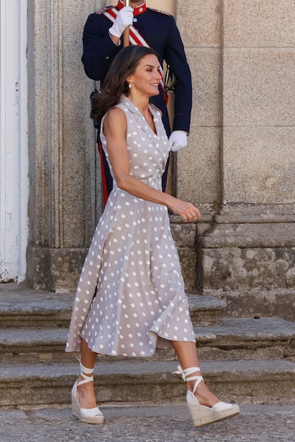 La Reina sale al encuentro de la primera dama estadounidense, Jill Biden, en La Granja de San Ildefonso, este miércoles. Doña Letizia ha llevado para la ocasión unas cuñas de esparto y ha optado por la moda española, al llevar un vestido de lunares de la diseñadora murciana Laura Bernal y un bolso de una firma marca española recién nacida, Hedēn. 