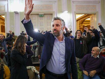 Pedro Nuno Santos celebra su victoria en las primarias internas del Partido Socialista en la noche del sábado, en la sede de la formación en Lisboa.