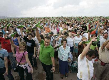 Sidra para todos en la playa.