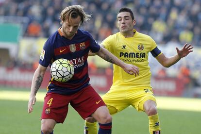 Rakitic (i), y Bruno (d).