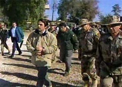 Una imagen de televisión muestra el recibimiento de Aznar a su llegada a Diwaniya.